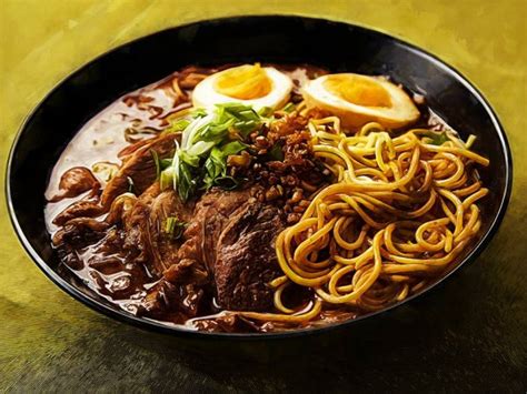  Hakata Ramen: Kremsi Tavuk Suyu ile Buluşan, İncecik Eriyen Makarna Lezzeti!