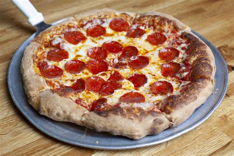  Queens Style Pepperoni Pizza: Bir İtalyan Klasikinin Amerika Rüyasıyla Buluşması!