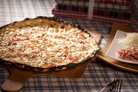  Tarte Flambée: Geleneksel Alsace Lezzetinin Bir Şöleni - İncecik Hamur ve Ergilenmiş Peynirlerin Uyumu!