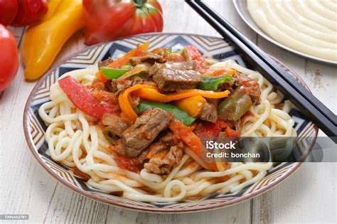  Wuhai Şehri’nin Lezzet Dünyasına Yolculuk: Acılı ve İncecik Uygu Etli Noodle